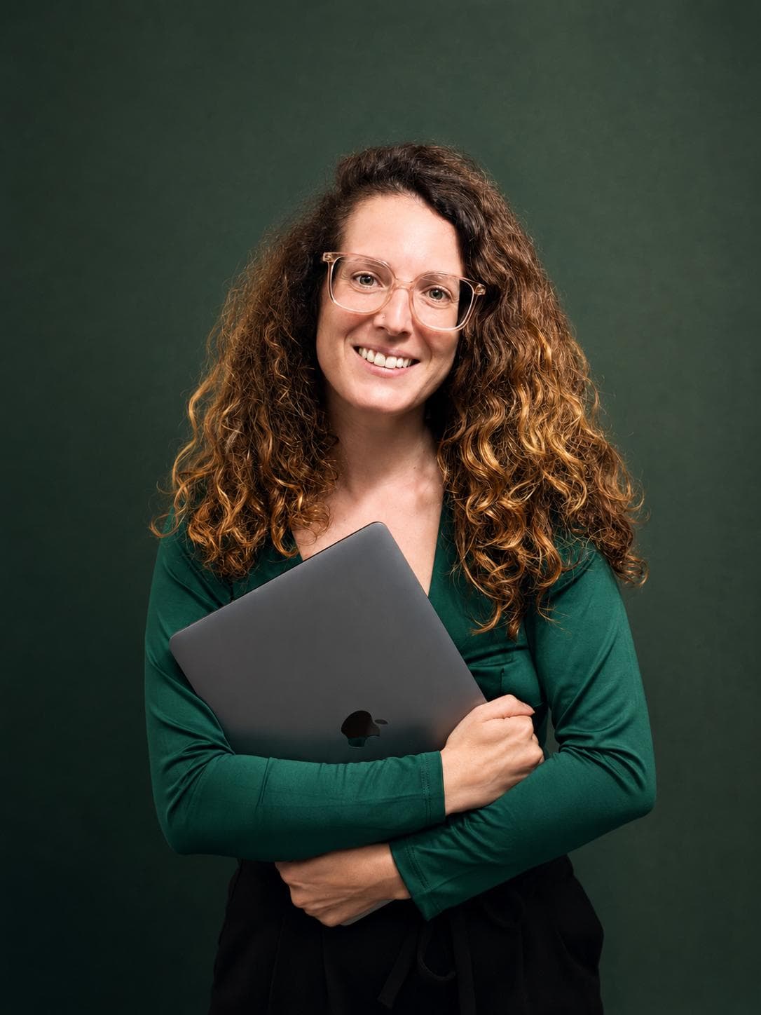Portrait de Vanessa, souriante dans un espace lumineux